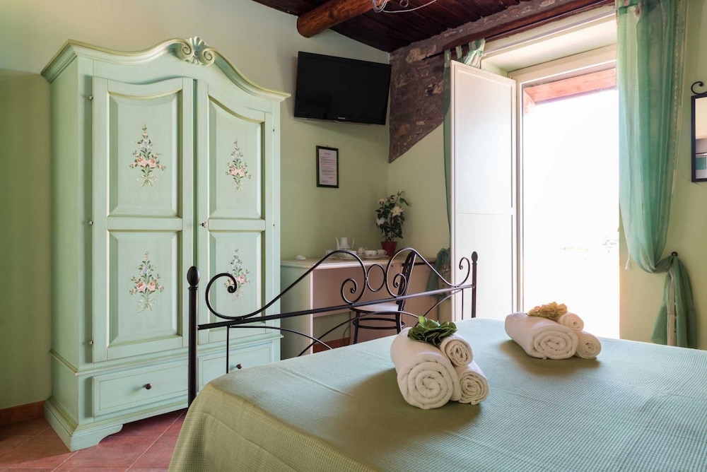 Quadruple Room, Jetted Tub, Vineyard View photo 3