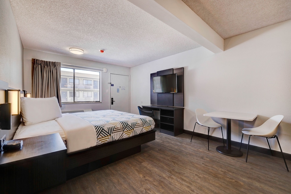 Standard Room, 1 King Bed, Accessible, Non Smoking - Photo 6