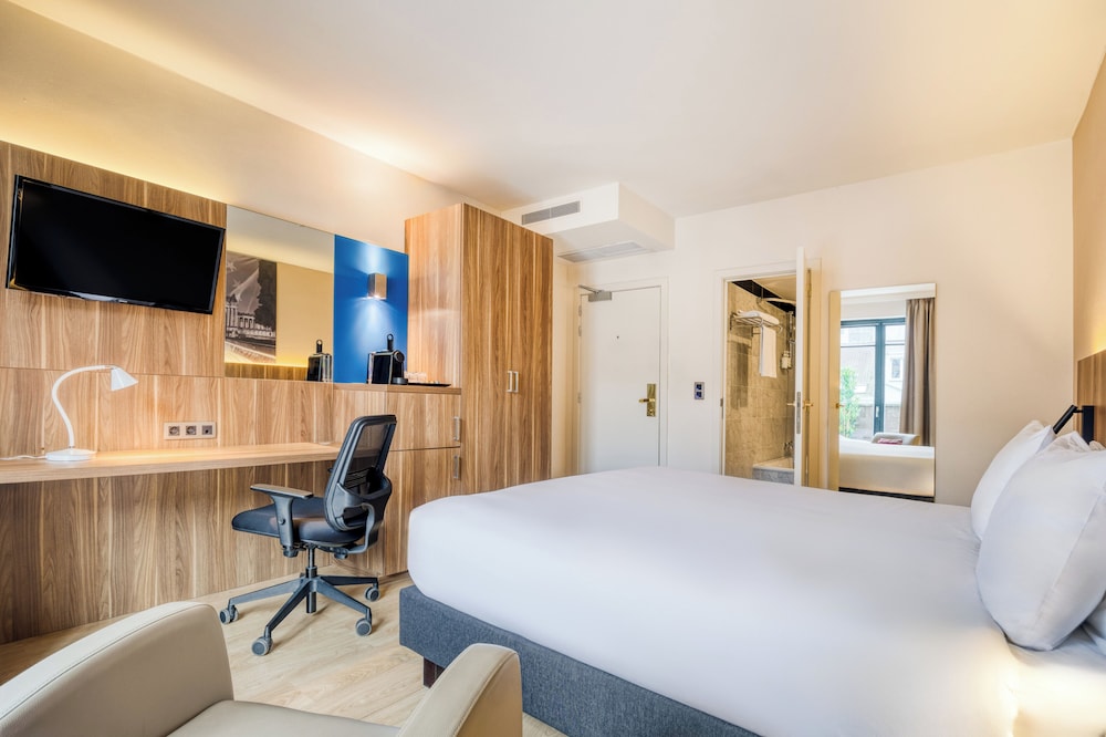 Standard Room, 1 King Bed, Balcony (Bath) - Photo 1