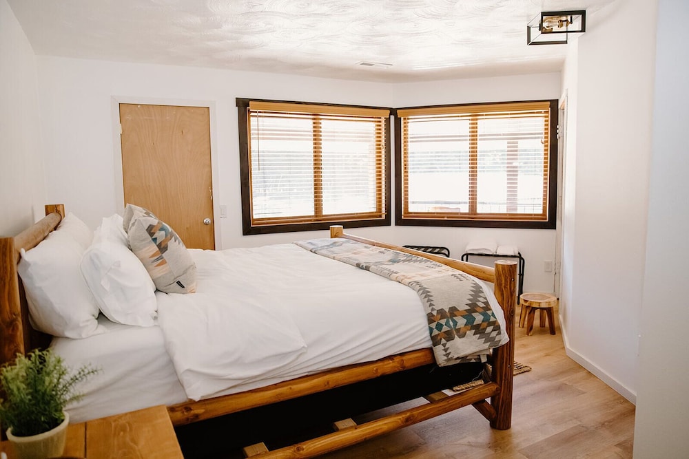 Premium Double Room, 1 King Bed, Shared Bathroom, Mountain View photo 1