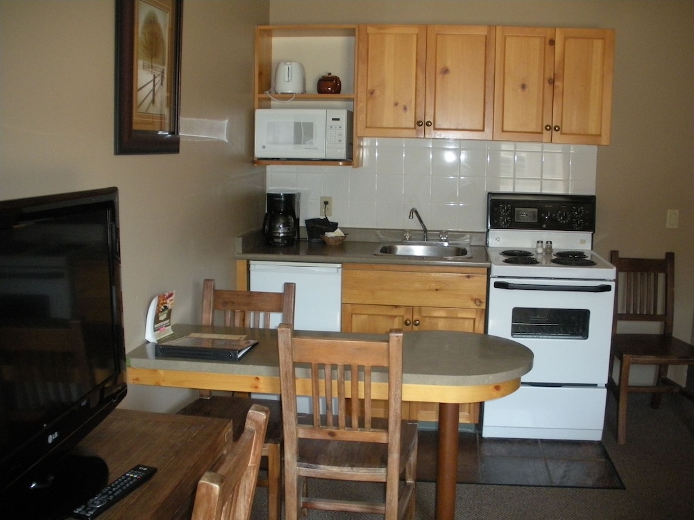 Family Suite, 2 Queen Beds, Kitchenette photo 2