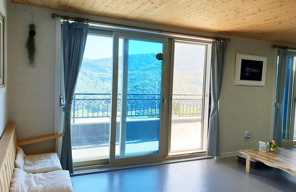 Room (B) photo 3