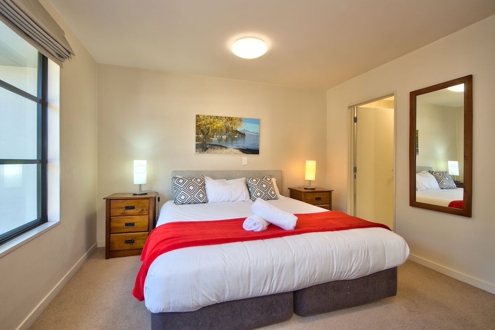 3 Bedroom, 3 Bathroom Mountain View Apartment photo 2