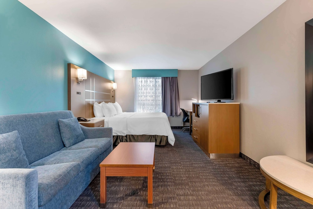 Suite, 1 King Bed with Sofa bed, Non Smoking, Refrigerator & Microwave (with Sofabed) photo 3