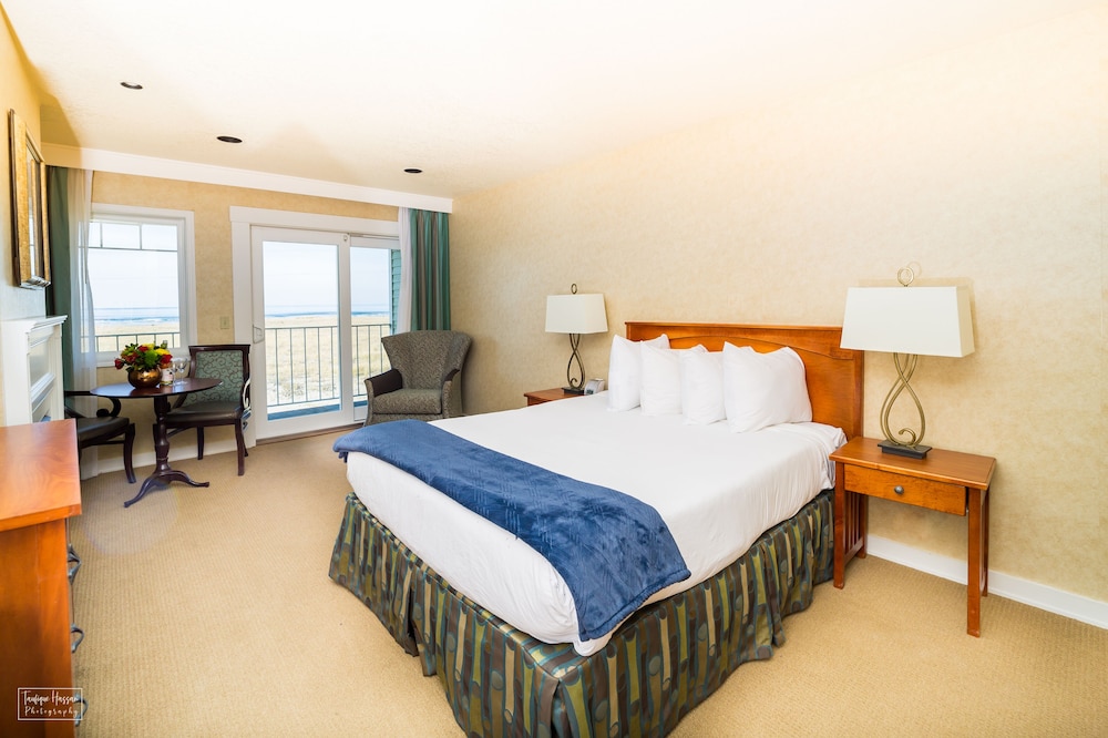 Oceanfront Queen - Photo 1