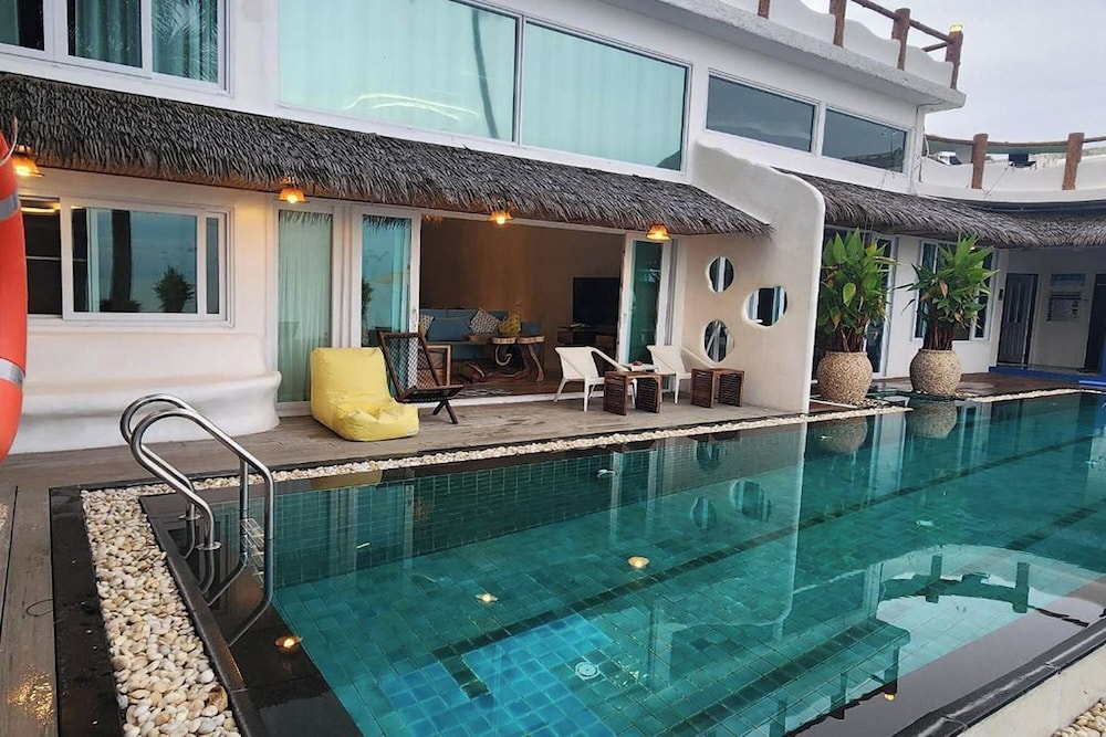 Family 2 Bedroom Suite with Direct Pool access and Seaview - Photo 17