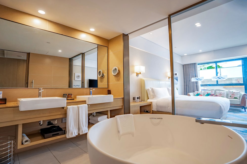 Room, 1 King Bed, Courtyard View - Photo 1