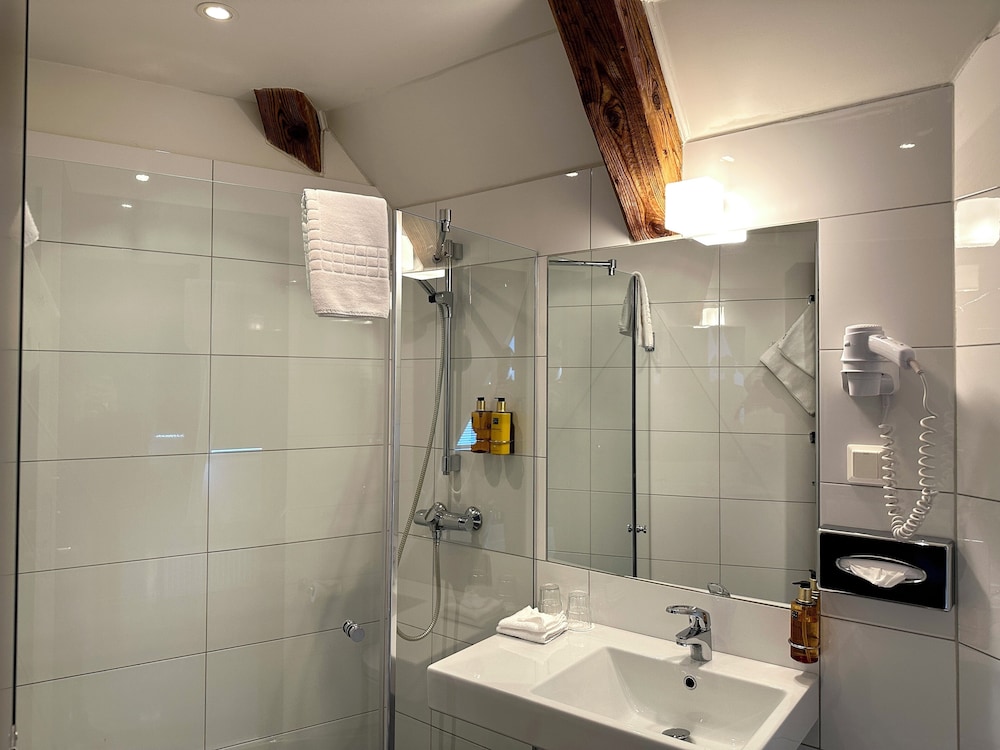 Suite (Top) - Photo 5