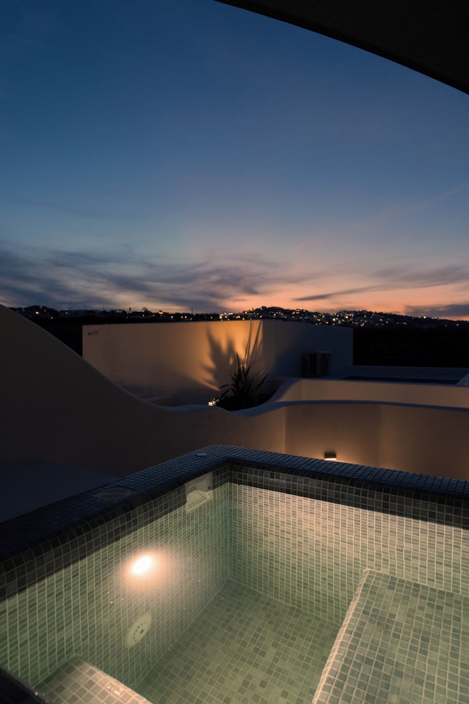 Elegant Suite with Hot Tub - Photo 3