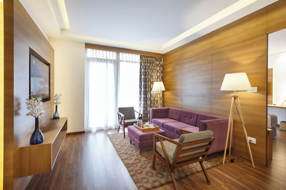 Junior Suite with Balcony - Photo 5