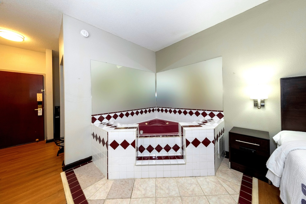 Suite, 1 King Bed, Smoking, Hot Tub - Photo 7