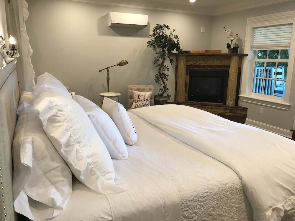 Luxury Room, 1 King Bed, Lake View (#2) photo 1