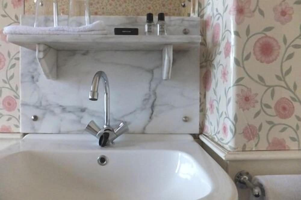 Basic Triple Room, 3 Twin Beds, Shared Bathroom photo 2