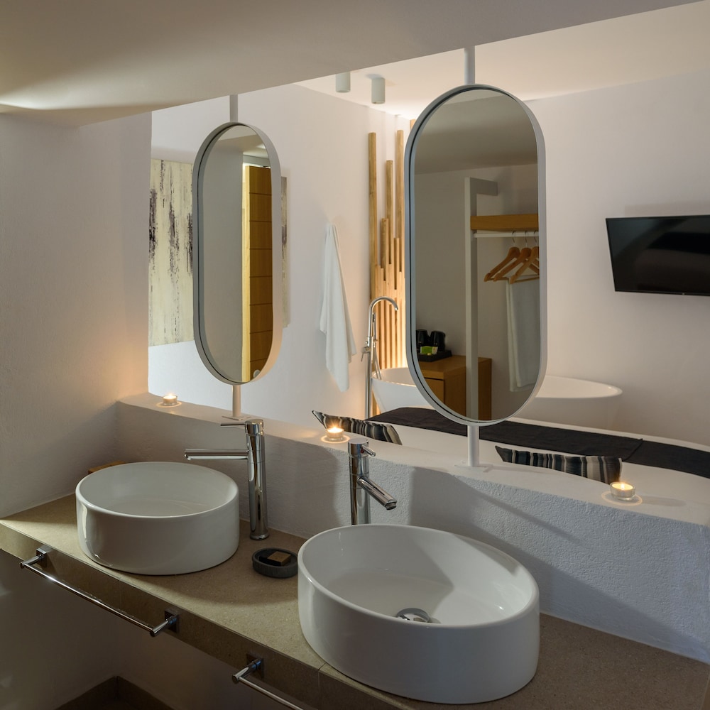 Apartment, 2 Bedrooms (Seasonal Hot Tub) - Photo 9