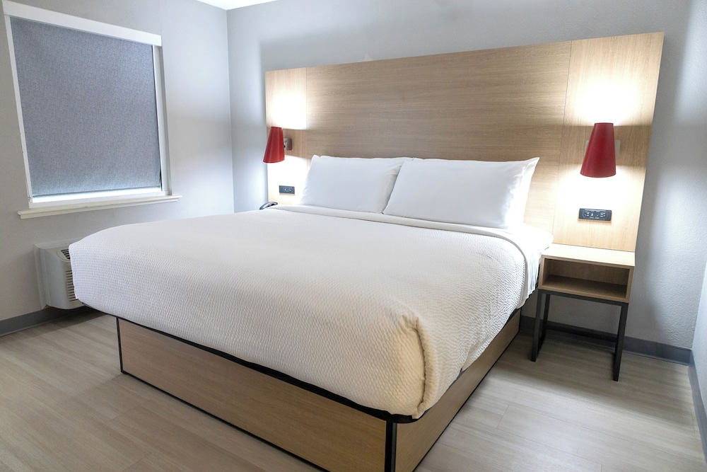 Single Room, 1 King Bed, Accessible photo 3