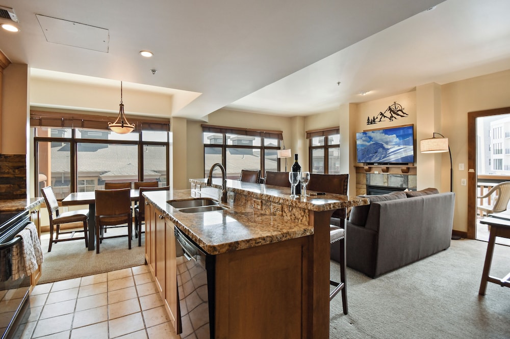 Standard Condo, Balcony, Mountainside photo 1