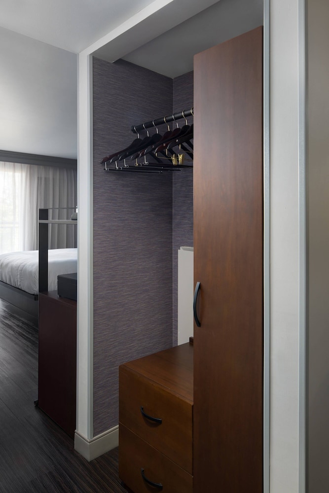 Room, 2 Queen Beds (Mobility Accessible, Roll-In Shower) - Photo 4