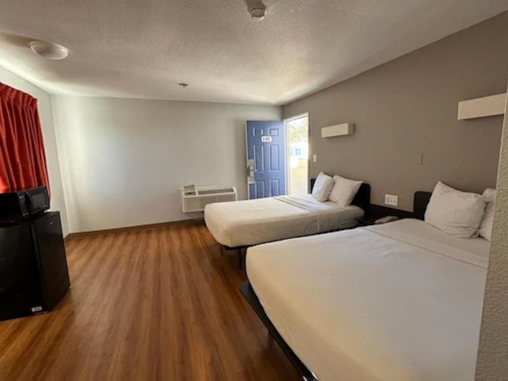 Standard Room, 2 Double Beds, Non Smoking, Refrigerator photo 3