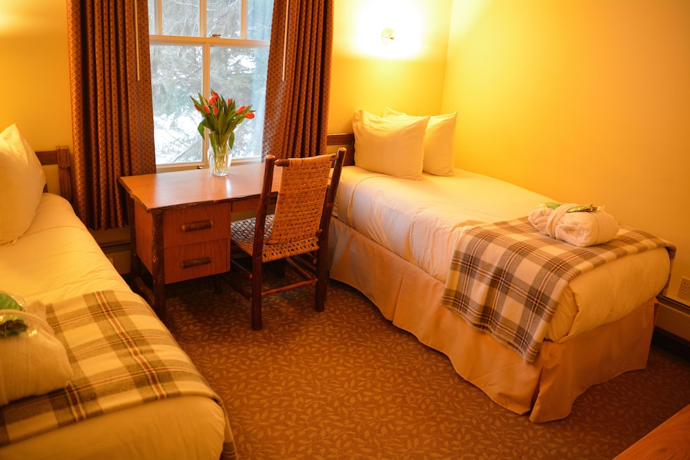 Room, 2 Twin Beds, Shared Bathroom photo 1