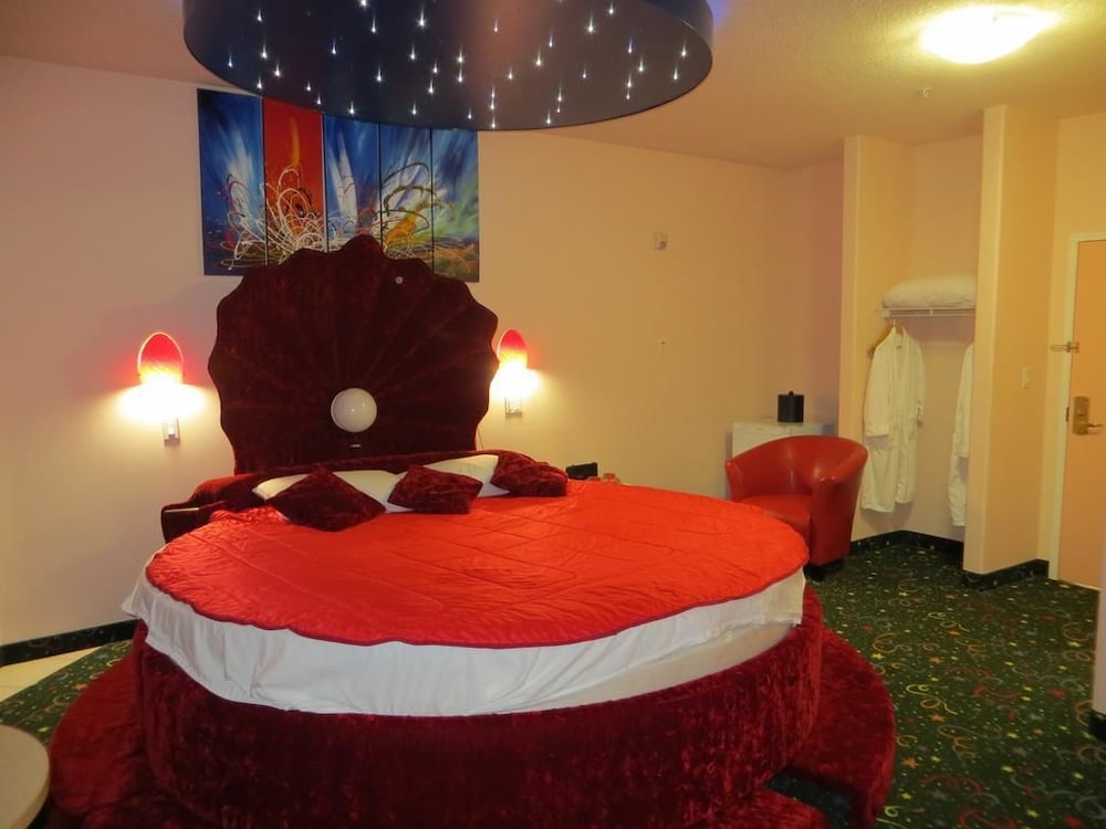 Standard Room, 1 King Bed, Jetted Tub photo 3