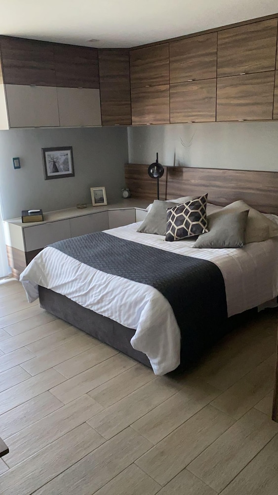 Apartment (1 queen + 2 single beds) photo 1