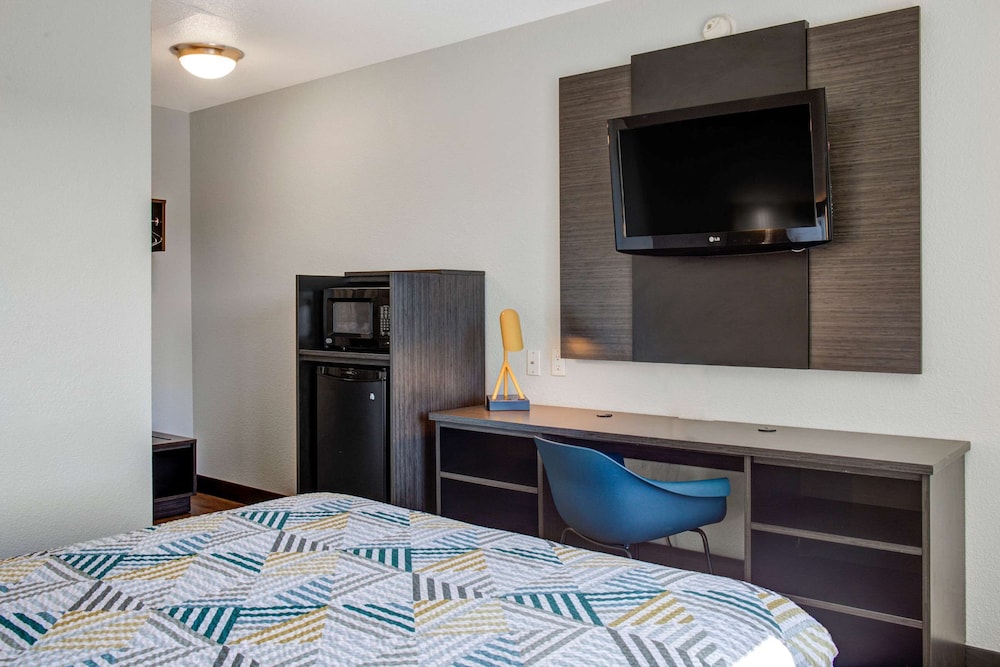 Deluxe Room, 1 Queen Bed, Non Smoking, Refrigerator & Microwave, photo 6
