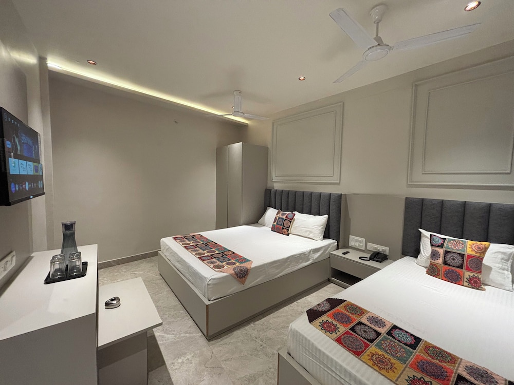 Classic Quadruple Room, City View