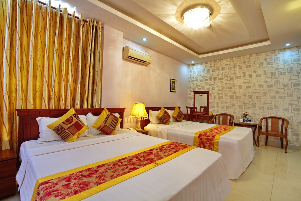 Family Quadruple Room, 2 Double Beds, City View photo 3
