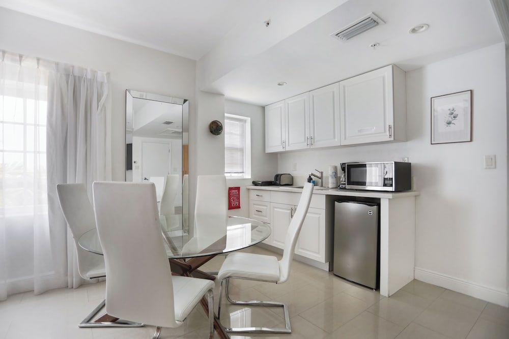 Studio, 2 Queen Beds, Kitchen thumbnail 5