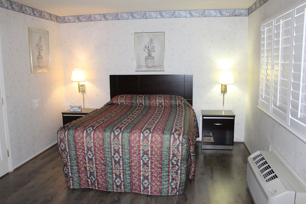 Basic Room, 1 Queen Bed, Accessible photo 1