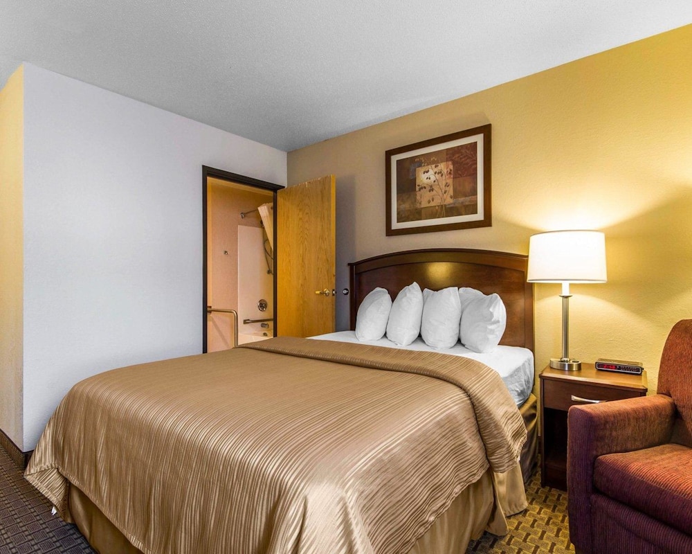 Standard Room, 1 Queen Bed, Non Smoking - Photo 2