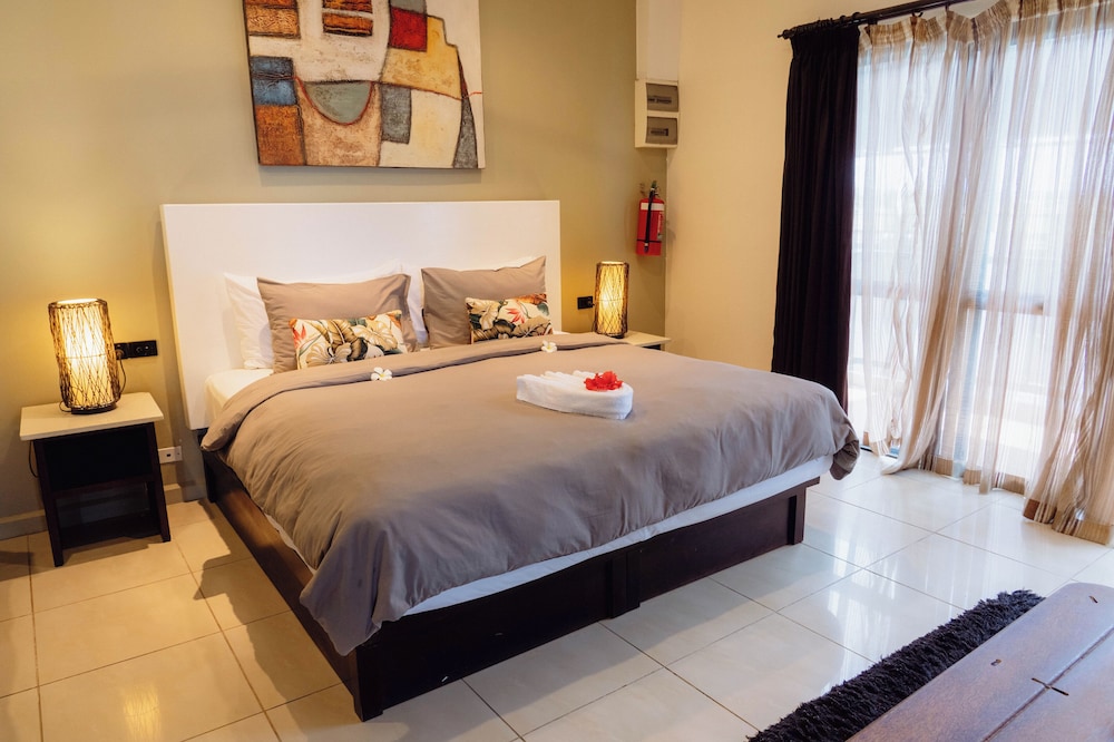 Sunset Suite with Beachfront Balcony photo 12
