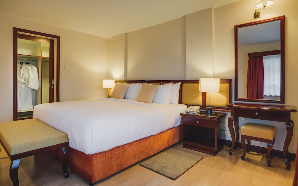 Room, 1 King Bed, Bathtub, Pool View