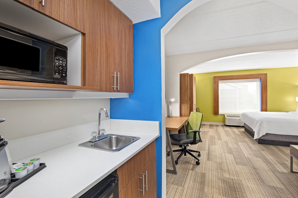 Suite, 1 King Bed with Sofa bed (Wet Bar) - Photo 3