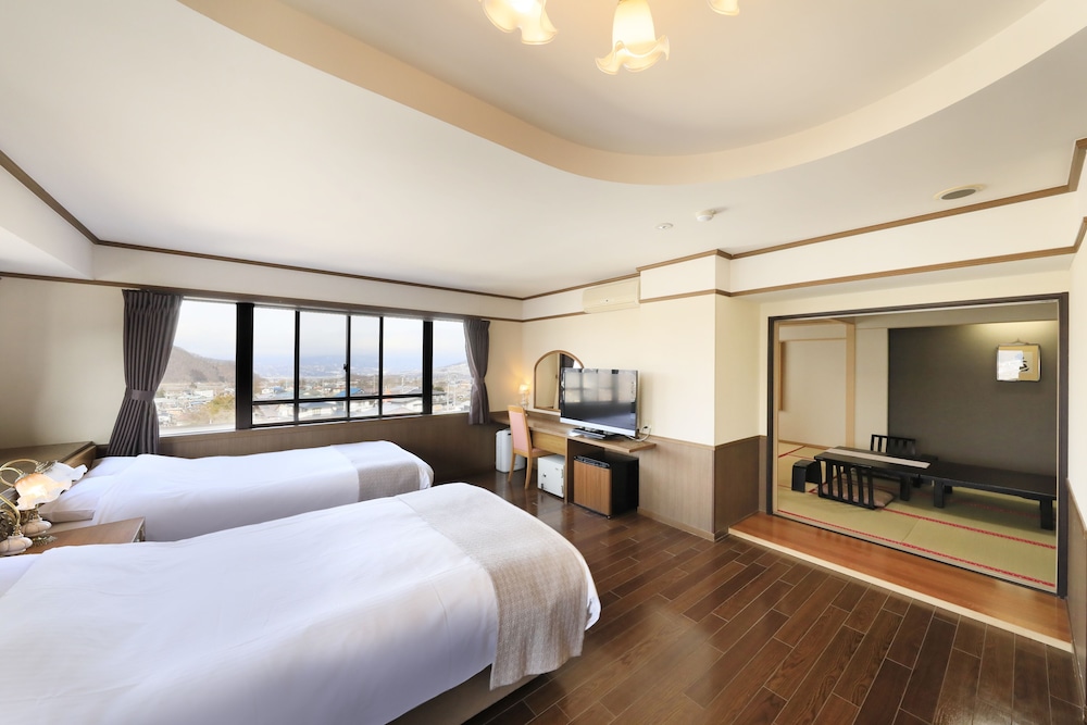 Deluxe Suite, Multiple Beds, Non Smoking, Private Bathroom photo 2