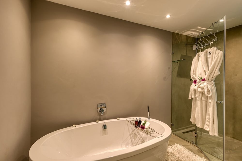 Luxury Room, 1 King Bed, Balcony, Ocean View - Photo 5