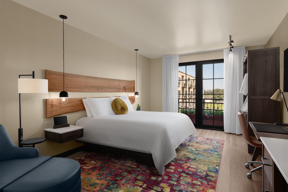 Deluxe Room, 1 King Bed (Deluxe King)