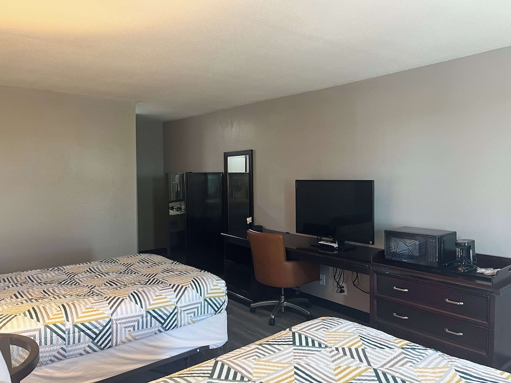 Deluxe Room, 2 Queen Beds, Non Smoking, Refrigerator & Microwave photo 3