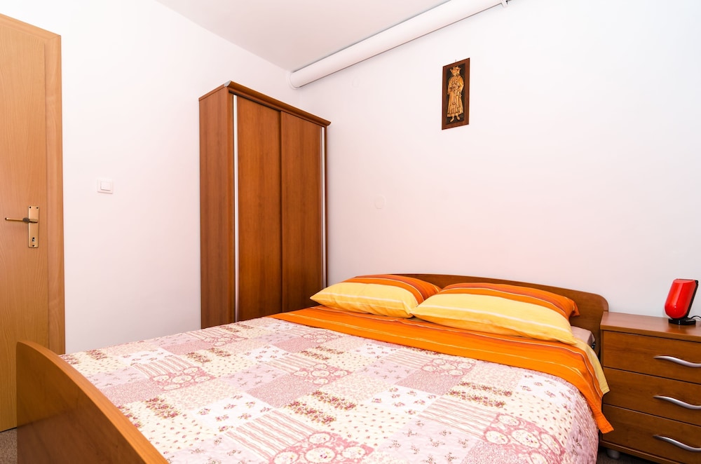 Apartment (One-Bedroom Apartment)