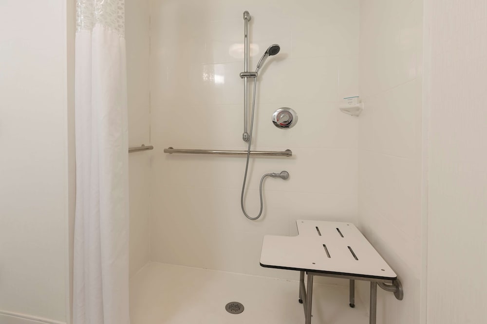 Room, 1 Double Bed, Accessible, Roll-in Shower - Photo 1