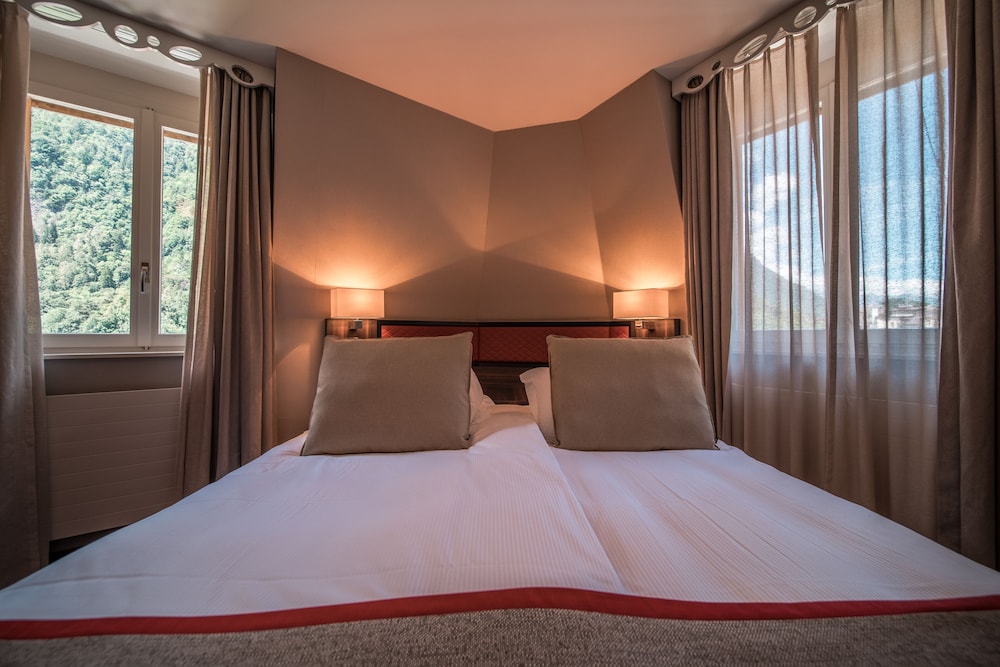 Historic, customized rooms in Baroque style with A/C, no balcony