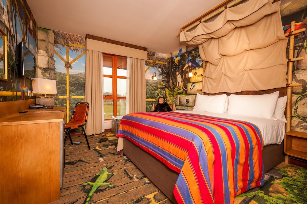 Azteca Monkey family room with Wanyama view