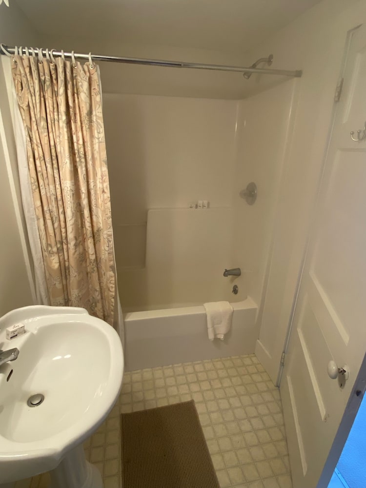 Inn Room 3: Oceanview 2nd Floor Queen - Photo 6