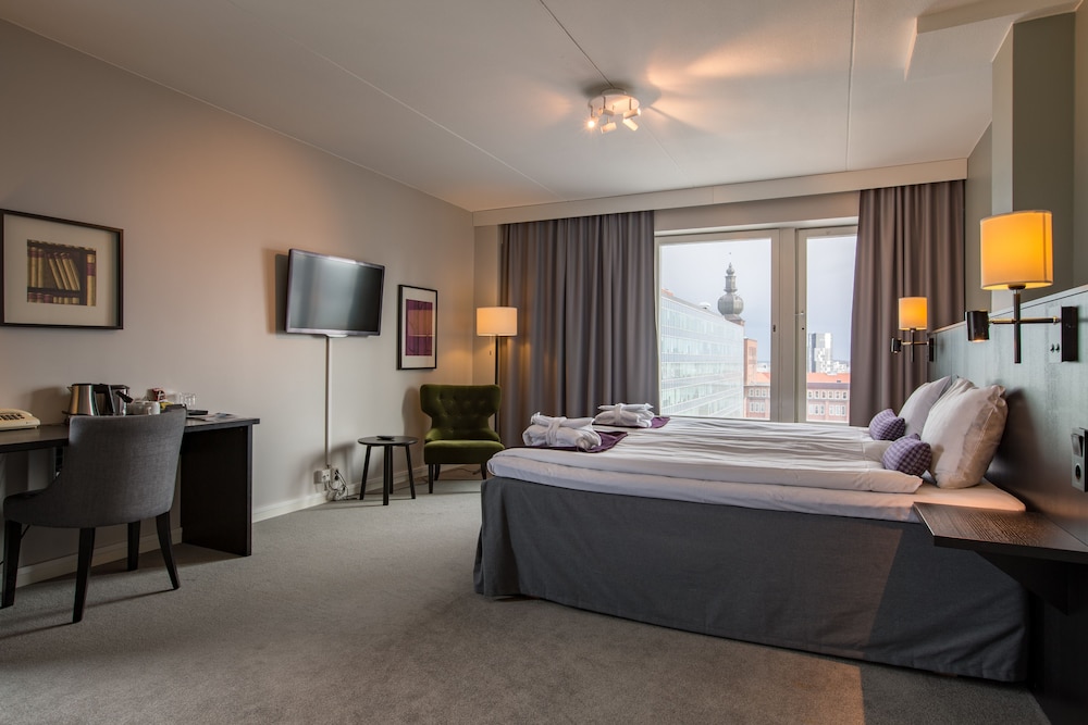Deluxe Room, 1 King Bed, Non Smoking - Photo 1