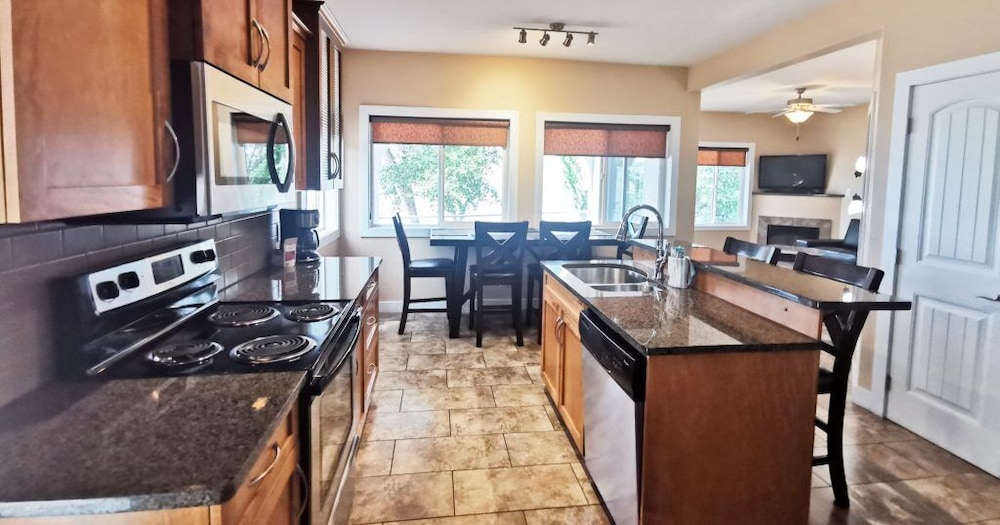 Deluxe Room, 3 Bedrooms: 1 King Bed and 2 Queen Beds photo 1