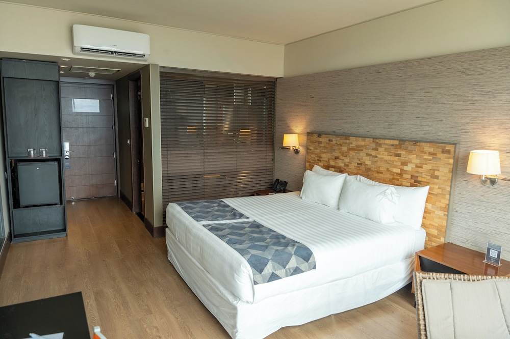 Suite, 1 King Bed, Sea View photo 3