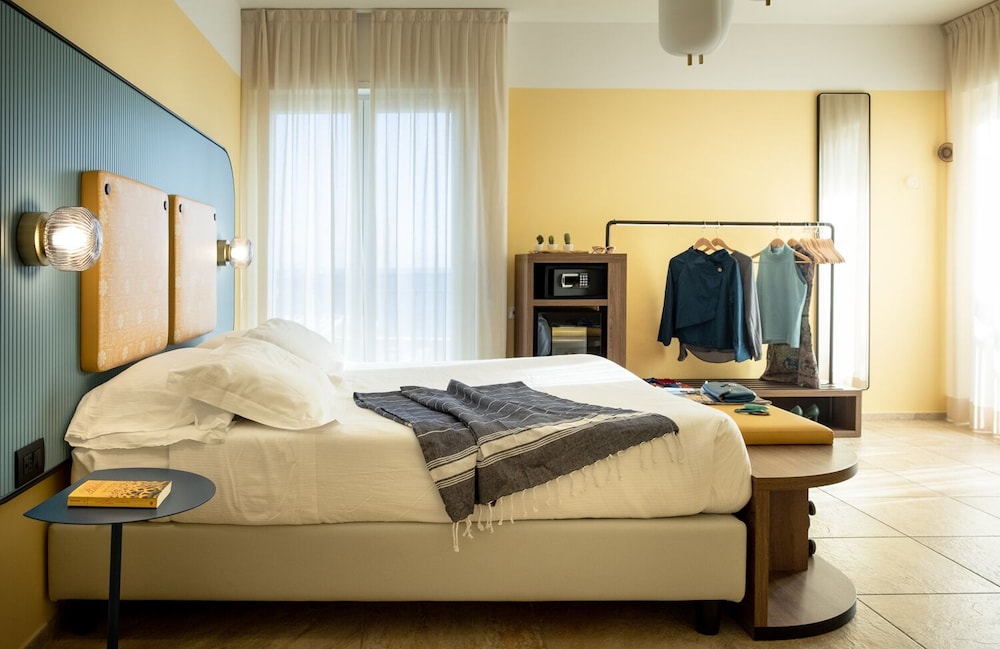 Deluxe Double or Twin Room, Beachfront photo 2