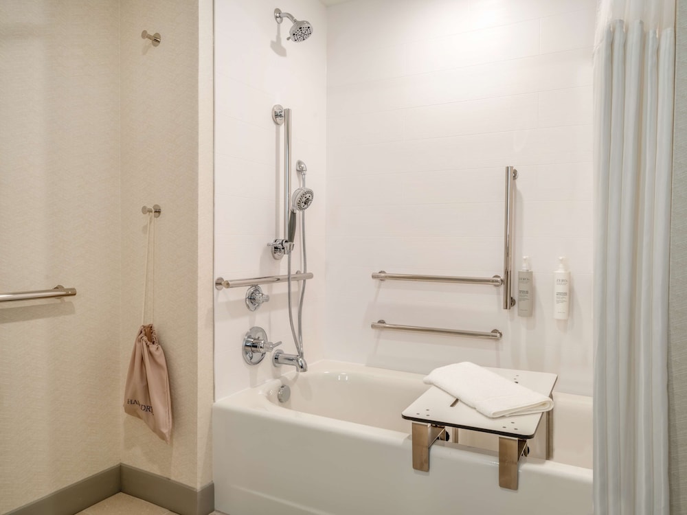 Deluxe Room, 1 King Bed, Accessible, Bathtub - Photo 5
