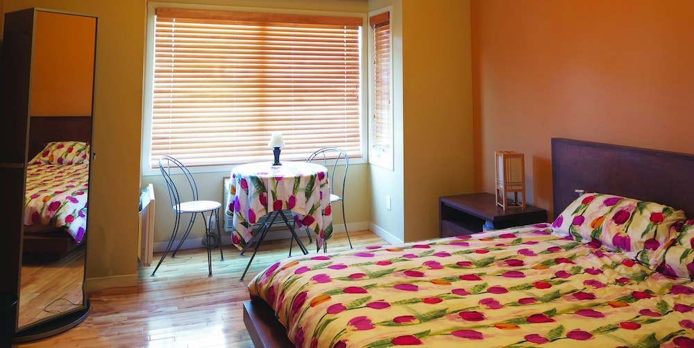 Family Room, 1 Queen Bed with futon, shared washroom