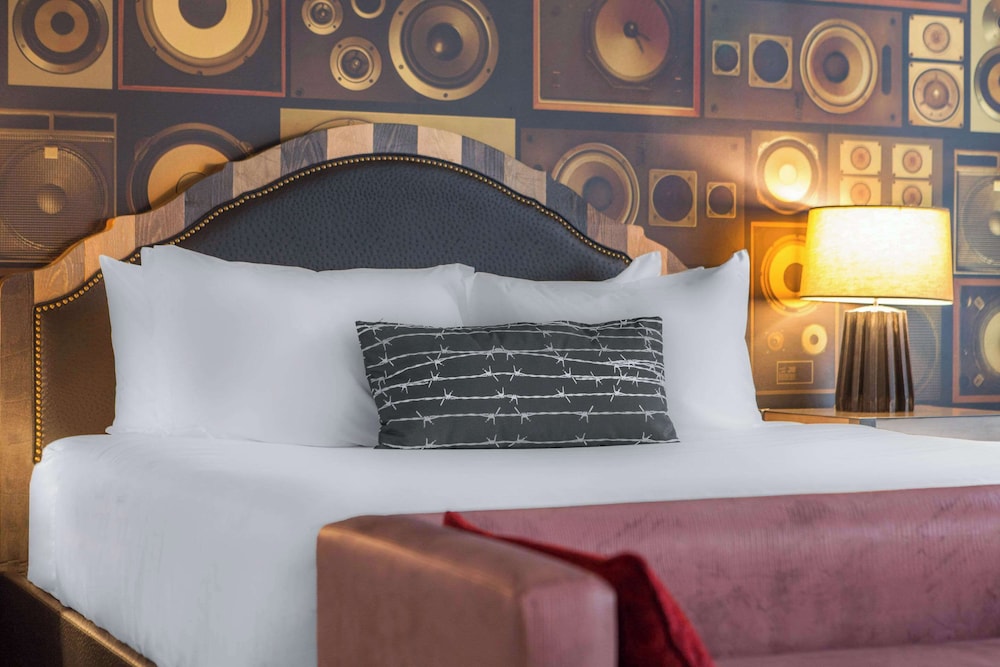Suite, 1 King Bed with Sofa bed, Non Smoking (Roll-In Shower)